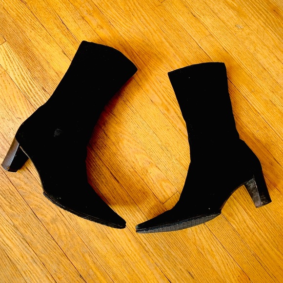 BEAUTIFUL Vintage Black Suede Svelte Pointed Toe Boots🖤 Excellent condition🖤 - Picture 5 of 10